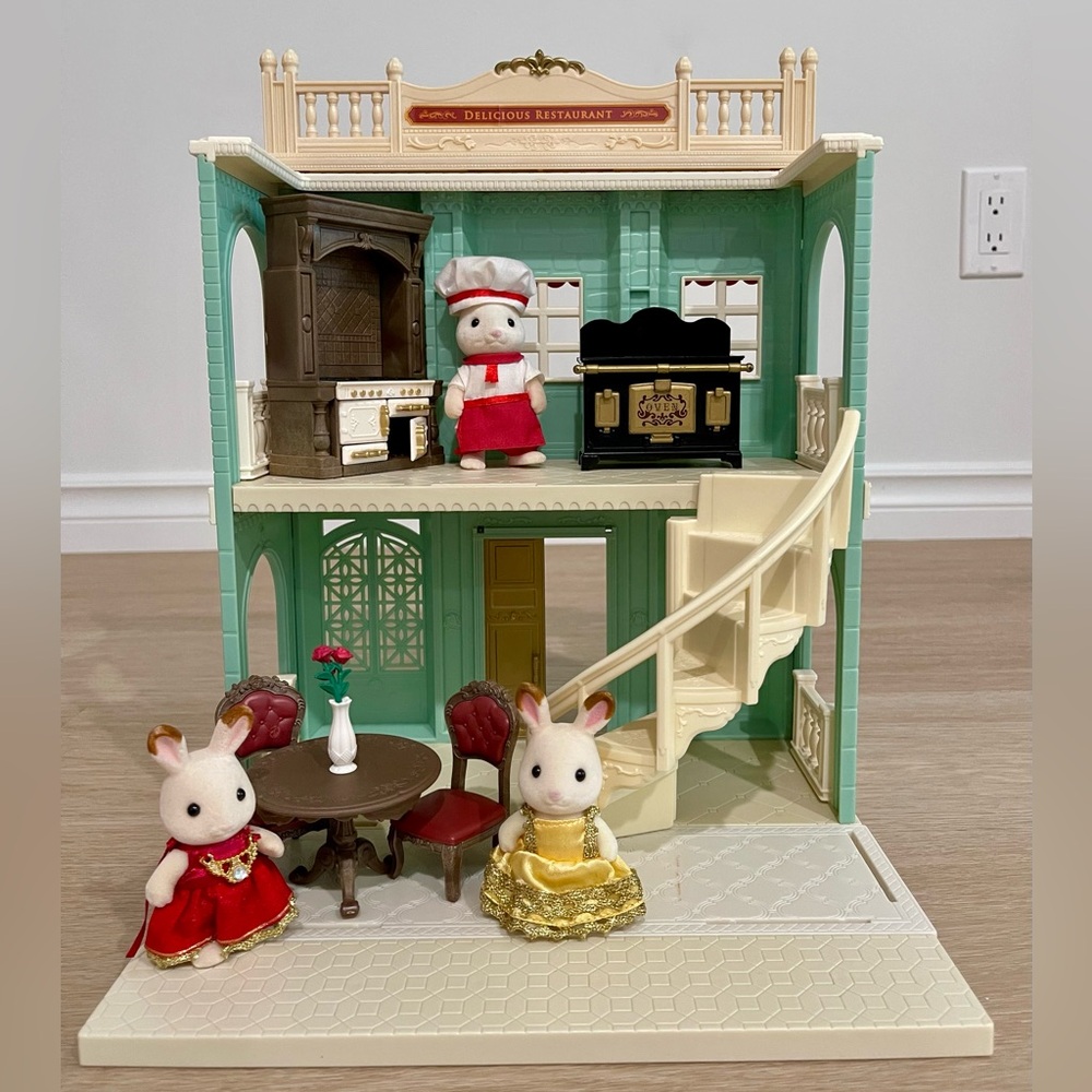 Sylvanian Family | Calico Critters Town Series: Delicious Restaurant Dollhouse